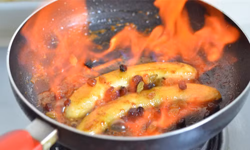 Bước 7: Công đoạn này cần làm nhanh tay vì rượu rum sẽ làm chảo có lửa bốc lên trông rất đẹp mắt, tuy nhiên bạn nhớ là phải cẩn thận để không bị bỏng.