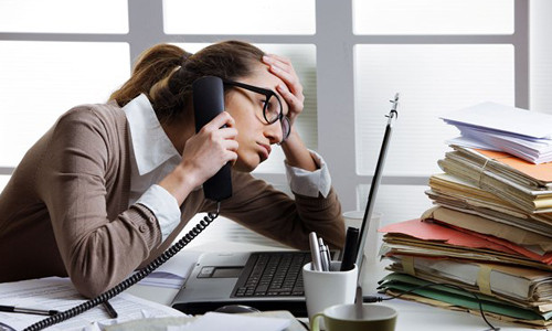 2.Không làm việc quá căng thẳng trước khi đi ngủ. Nếu bạn bắt buộc phải làm việc vào buổi tối, hãy cố gắng làm từ sớm để không phải đi ngủ quá muộn. Nếu bạn thức khuya, não sẽ căng thẳng và hưng phấn, chính vì thế mà lúc này dù có đi ngủ ngay thì bạn cũng vẫn rơi vào tình trạng bị trằn trọc. Lâu dần, sự khó ngủ này sẽ khiến da bạn bị lão hóa và xuất hiện nếp nhăn.