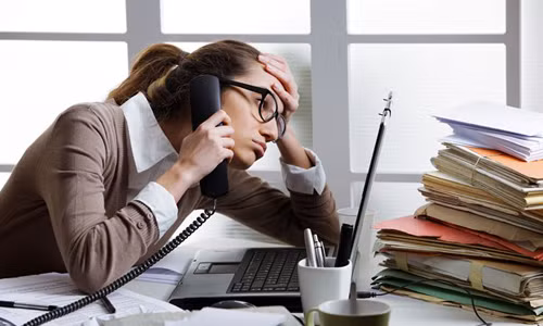 2.Không làm việc quá căng thẳng trước khi đi ngủ. Nếu bạn bắt buộc phải làm việc vào buổi tối, hãy cố gắng làm từ sớm để không phải đi ngủ quá muộn. Nếu bạn thức khuya, não sẽ căng thẳng và hưng phấn, chính vì thế mà lúc này dù có đi ngủ ngay thì bạn cũng vẫn rơi vào tình trạng bị trằn trọc. Lâu dần, sự khó ngủ này sẽ khiến da bạn bị lão hóa và xuất hiện nếp nhăn.