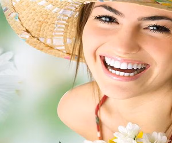 1. Cho một nụ cười tươi sáng. Bạn có thể không biết vũ khí bí mật của các ngôi sao hàng đầu là sử dụng vaseline để tẩy răng. Nó rất an toàn và không chứa độc tố, do vậy, có vô tình nuốt cũng không ảnh hưởng gì đến sức khỏe. Chỉ cần trộn 1 lượng nhỏ Vaseline với đường và dùng thay kem đánh răng, bạn sẽ phải ngạc nhiên trước hiệu quả nhanh chóng chỉ sau một đêm.