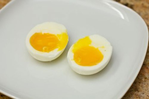 Lá vông nấu trứng. Đây là món ăn có vị rau bùi, nhẩn nhẹ cùng với vị trứng beo béo, ngọt thơm. Cho dầu ăn vào xoong, dầu nóng tới, bỏ rau vông vào, chế thêm nước xâm xấp rau. Năm phút sau lá chín mềm và vừa ráo nước, nêm gia vị phù hợp cách ăn của bạn, đập trứng vào, trộn đều cho trứng quyện vào lá. Trứng chín, nhấc ra là ăn được.