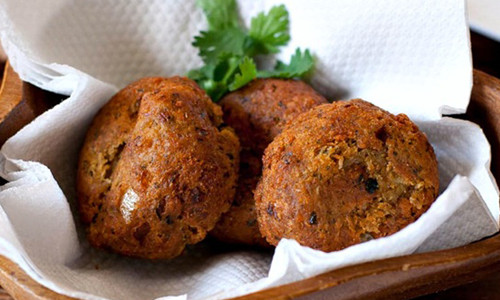 Mở màn cho danh sách này là falafel - món khai vị làm từ đậu xanh, dầu ô liu, vừng, nước chanh và tỏi rất phổ biến ở Lebanon và Isarael. Có nhiều thông tin cho rằng món ăn này bắt nguồn từ Ai Cập, trong khi đó người Isarael lại tuyên bố rằng falafel là một loại thực phẩm của người Do Thái cổ đại. Nhưng điều đó dường như không quan trọng, ở Mỹ, khi bạn dừng chân trên các vỉa hè và tìm kiếm một món ăn gì đó cho bữa trưa thì falafel lại trở thành một lựa chọn tuyệt vời.