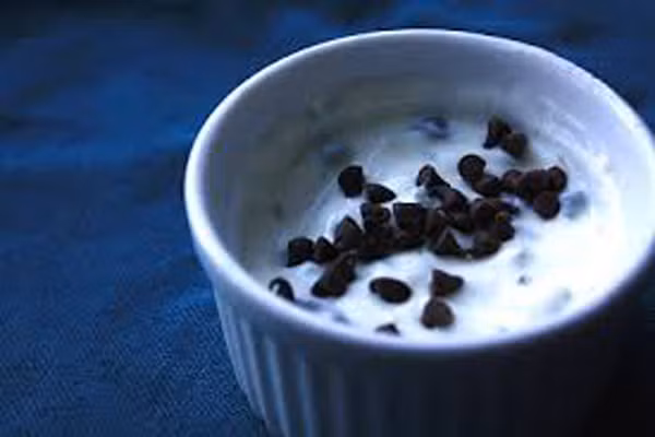 Sô cô la chip và sữa chua. Sữa chua là sản phẩm giàu can xi và dễ ăn hiếm thấy trong bất kỳ sản phẩm nào. Mẹ có thể đổi vị cho con bằng món sữa chua trộn sô cô la kiểu Hy Lạp. Đơn giản chỉ cần một muỗng sô cô la hạt hoặc cho con chấm những que sô cô la chip cùng sữa chua là đã có một món ăn lành mạnh.