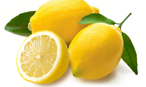 Chanh. Chanh là loại quả có chứa nhiều dưỡng chất giúp chống cảm cúm, cảm lạnh hiệu quả. Ngoài ra, vitamin C có trong chanh sẽ giúp duy trì sự khỏe mạnh của các tế bào, giúp chống chọi với các virut và vi khuẩn xâm nhập vào cơ thể.
