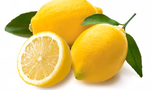 Chanh. Chanh là loại quả có chứa nhiều dưỡng chất giúp chống cảm cúm, cảm lạnh hiệu quả. Ngoài ra, vitamin C có trong chanh sẽ giúp duy trì sự khỏe mạnh của các tế bào, giúp chống chọi với các virut và vi khuẩn xâm nhập vào cơ thể.