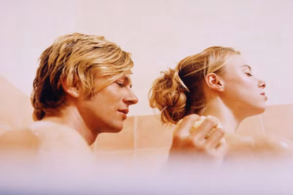 Tắm với chồng. Thông thường, các cặp vợ chồng sinh nhiều trở ngại trong đời sống tình dục của họ, đặc biệt là vào những tháng cuối của thai kỳ. Vì vậy, tắm cùng nhau không chỉ xóa đi những căng thẳng và cũng là cách để liên kết chồng và tình yêu của người vợ. Khi tắm với chồng của bạn, bạn có thể yêu cầu ông xã massage xoa bóp lưng, chân, cánh tay để giảm mệt mỏi.