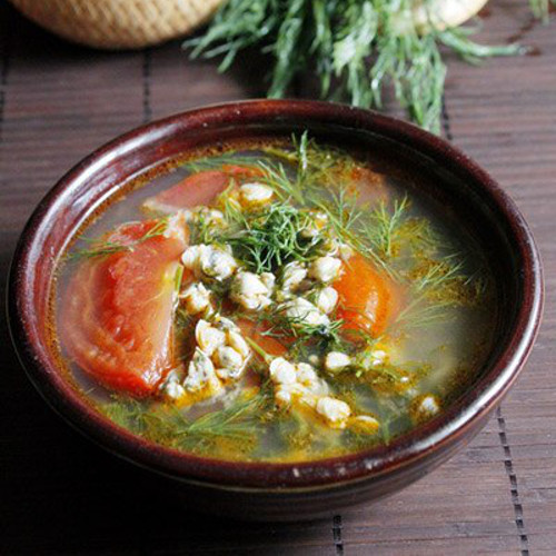 Canh hến cà chua. Đây là một món ngon dân dã được khá nhiều người ưa thích. Phi thơm hành mỡ rồi cho con hến vào xào săn, nêm gia vị cho vừa ăn rồi đổ ra một bát riêng. Sau đó xào tiếp cà chua cho tới khi chín mềm, cho tiếp con hến vào xào thêm chừng 1 phút rồi đổ phần nước hến vào, đun sôi. Thêm dứa, gia vị cho vừa ăn rồi bắc ra, cho rau răm, hành hoa, giá đỗ vào.