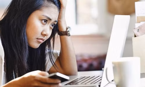 1. Cô ấy làm công việc gì. Nếu như phụ nữ quan tâm khá nhiều đến việc đức lang quân tương lai của mình làm nghề gì, thu nhập bao nhiêu thì cánh mày râu lạ khá dễ tính trong khoản này. Thông thường, họ không quá yêu cầu đối phương phải làm nghề nghiệp gì cao siêu, họ chỉ quan tâm đến công việc của bạn chính đáng và có nguồn thu nhập ổn định. Có một điều dễ thấy là đàn ông không thích chọn những cô gái có tính cách mạnh mẽ quyết đoán hay làm những công việc có vị trí cao hơn họ. Hơn nữa, họ cũng sẽ không chọn những cô thư ký làm vợ mình vì theo họ, thời gian làm việc của những cô gái làm nghề thư ký luôn bị động và cô ấy sẽ chẳng quan tâm đến điều gì khác ngoài việc làm vừa lòng sếp.