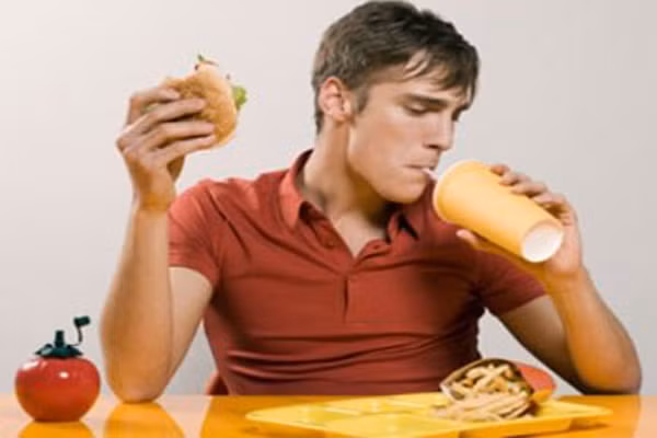 Người ta thường nói, đường tới trái tim của một người đàn ông là đi qua dạ dày. Phụ nữ dường như áp dụng triệt để câu châm ngôn này và không thể cưỡng lại việc tẩm bổ "một nửa" của mình sau khi đã "trói buộc" được anh ta. Nguyên nhân khác cho rằng, một số bà vợ cố tình vỗ béo chồng với mục đích khiến họ trở nên kém hấp dẫn hơn trong mắt những phụ nữ khác.