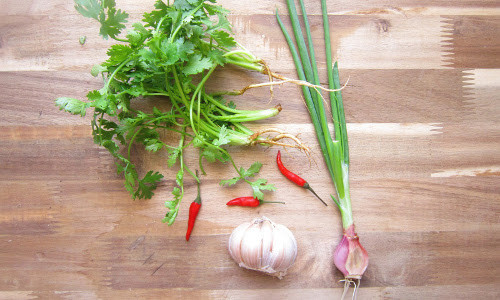 Sử dụng các loại nguyên liệu như tỏi, ớt, hành. . . để làm tăng vị món ăn và giúp phần làm giảm lượng chất béo trong thức ăn.