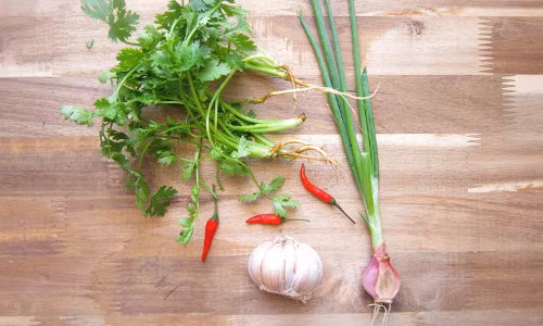 Sử dụng các loại nguyên liệu như tỏi, ớt, hành. . . để làm tăng vị món ăn và giúp phần làm giảm lượng chất béo trong thức ăn.