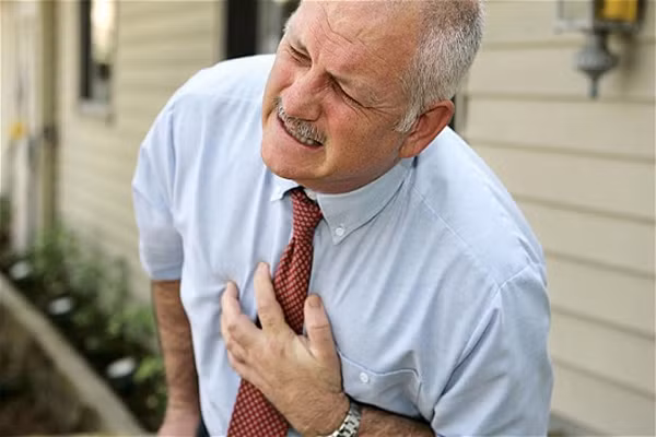 Không may, điều đó tỷ lệ thuận với nguy cơ mắc bệnh xơ vữa, tắc nghẽn động mạch, giảm lưu lượng máu đi nuôi tim, tạo ra các cơn đau thắt ngực, đột quỵ, nhồi máu cơ tim và các chứng bệnh mãn tính nguy hiểm khác như tiểu đường, ung thư.