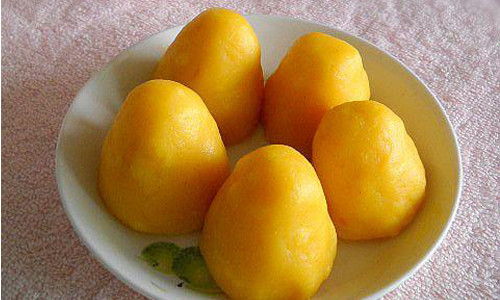 2. Bánh khoai lang. Những ngày đông se lạnh thế này, được nhâm nhi một chiếc bánh khoai lang nóng hổi và uống một tách trà nóng thì quả là tuyệt vời. Bạn chỉ cần mua khoai lang về, gọt bỏ vè và cắt khoanh. Đem khoai lang hấp cho chín tới và nghiền mịn, trộn cùng bột mì và đường. Sau khi bột mịn, bạn để bột nghỉ chừng 30 phút và chia bột thành từng viên tròn rồi đem hấp chín. Bánh sau khi lấy ra nên ăn luôn để giữ được hương vị ngon nhất.