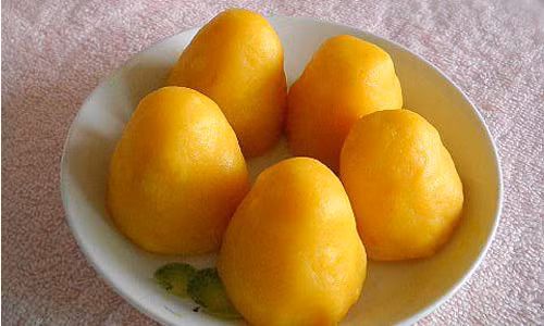 2. Bánh khoai lang. Những ngày đông se lạnh thế này, được nhâm nhi một chiếc bánh khoai lang nóng hổi và uống một tách trà nóng thì quả là tuyệt vời. Bạn chỉ cần mua khoai lang về, gọt bỏ vè và cắt khoanh. Đem khoai lang hấp cho chín tới và nghiền mịn, trộn cùng bột mì và đường. Sau khi bột mịn, bạn để bột nghỉ chừng 30 phút và chia bột thành từng viên tròn rồi đem hấp chín. Bánh sau khi lấy ra nên ăn luôn để giữ được hương vị ngon nhất.