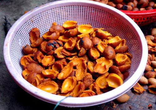 Dưa cọ. Dưa cọ có vị mặn của muối, vị ngậy béo bùi bùi của cọ, có thể ăn cùng với cơm hoặc ăn chơi đều rất ngon.