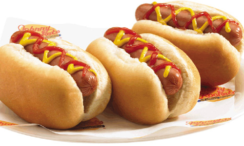 Từ lâu, hot dog không còn là một món ăn xa lạ và vì thế việc nó xuất hiện trong top những món ăn đường phố được yêu thích tại Mỹ thì cũng không có gì đáng ngạc nhiên. Có rất nhiều thông tin về nguồn gốc cũng như nhiều biến thể khác nhau của hot dog trên thế giới, nhưng nó thật sự phổ biến ở Mỹ và bạn có thể dễ dàng mua được ở bất cứ đâu trên khắp các đường phố Mỹ.
