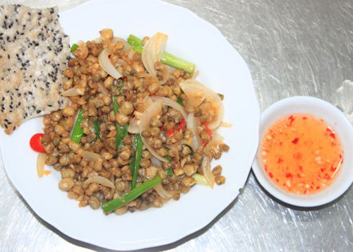 Hến chiên nước mắm. Đây là một biến tấu khá lạ miệng từ hến. Đặt chảo lên bếp, phi thơm dầu với ít tỏi băm, cho hến vào chiên hơi săn lại. Tiếp đến cho hành tây thái múi cau, ớt thái lát vào trộn đều. Pha chén nước mắm tỏi ớt vừa ăn, khi hành tây vừa chín thì rưới nước mắm lên hến và đảo đều, để lửa nhỏ cho hến thấm gia vị. Món này kết hợp với bánh đa nướng rất thú vị.