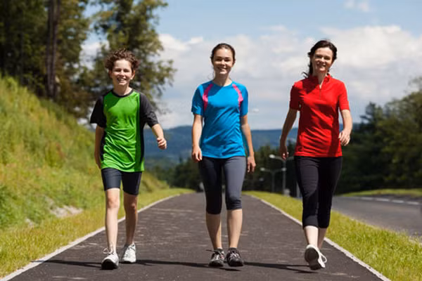 Đi bộ để tăng cường máu lên não. Bất kỳ sự gián đoạn nào của dòng chảy của máu đến một nơi nào đó trong não cũng sẽ dẫn đến nhồi máu não và đột quỵ bất cứ lúc nào. Hãy đảm bảo rằng, máu được bơm đầy đủ lên não. Tập thể dục thường xuyên là cách tốt nhất để giữ một trái tim khỏe, nó sẽ đảm bảo được sự vận chuyển máu được xuyên suốt từng phút từng giây trong ngày.