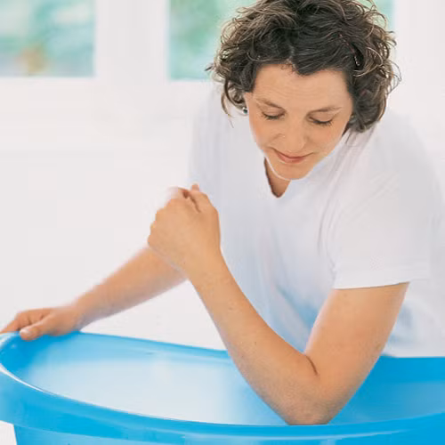 Mẹ chú ý đến nhiệt độ nước tắm. Chị em mang bầu nên nhớ một nguyên tắc khi chuẩn bị nước tắm: Xả vòi nước lạnh trước sau đó mới cho vòi nước nóng. Đảm bảo rằng nhiệt độ nước tắm không quá 36 độ C. Bạn có thể sử dụng nhiệt kế tắm để kiểm tra nhiệt độ của nước hoặc thử bằng khuỷu tay hay cánh tay vì da vùng này là nhạy cảm nhất.