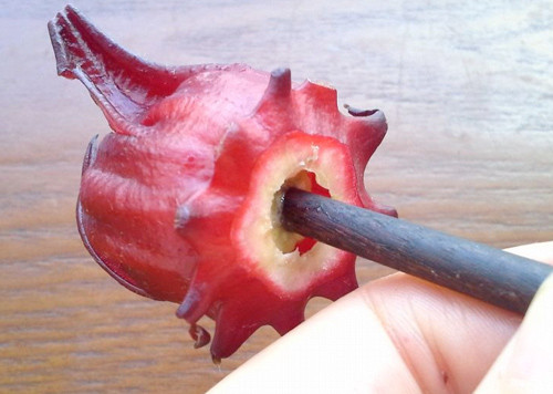 Sau đó dùng đũa đẩy phần nhụy hoa từ dưới lên.