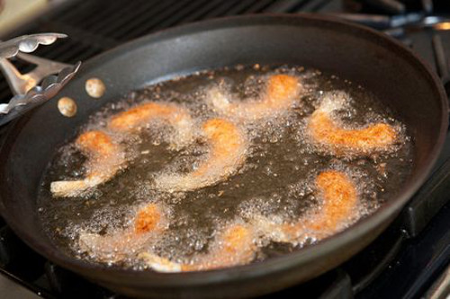 Đảm bảo nhiệt độ sôi. Để món chiên được giòn, cần chú ý để cho dầu ăn sôi trước khi cho thực phẩm vào. Trong quá trình chiên, phải luôn giữ nhiệt độ sôi để thực phẩm chín, vàng và giòn.