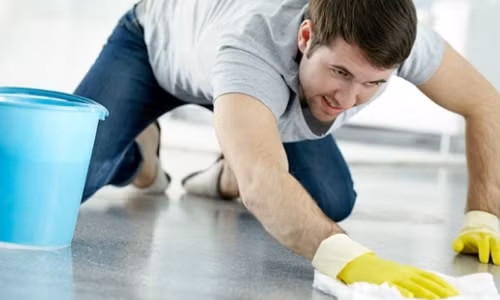 Lười vận động. Biểu hiện này thể hiện rõ nhất khi nam giới tham gia những hoạt động mạnh như tập thể thao, xách đồ nặng hay leo cầu thang. Khi đó, bạn sẽ nhận thấy nhịp tim của họ đập nhanh, mạnh hơn và rất lâu sau mới trở về bình thường. Không chỉ vậy, dù chỉ vận động trong thời gian tương đối ngắn nhưng họ lại thở rất gấp và có cảm giác tức ngực, khó thở. Đây là triệu chứng do tim đã bị lão hóa.