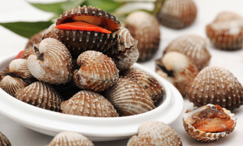 Đề làm sạch sò, hãy nhỏ vài giọt dầu mè vào thau nước, chúng sẽ từ từ nhả chất bẩn ra. Nếu không thích chất nhớt có thể tách hẳn phần thịt và xát muối khi rửa để loại bỏ hết chất nhờn.