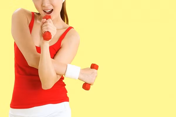 Thay vào đó, bạn nên tập thể dục toàn thân với các môn thể thao như: đẩy tạ, chạy bộ, đi bộ nhanh… Ngoài ra, các môn thể thao như chạy xe đạp, chèo thuyền hay yoga vừa tốt cho tim mạch, vừa mang đến cho bạn một cuộc sống khỏe mạnh vừa đốt cháy mỡ bụng một cách hiệu quả. Đây là cách hoàn hảo nhất để chất béo ở bụng không bao giờ trở lại.