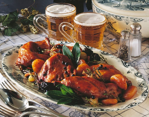 Dùng bia. Bia cũng giúp món chiên được giòn, ngon và có hương vị đặc biệt. Khi trộn bột bạn nên cho thêm một ít bia (1/2 chén nước + 1/2 chén bia). Chú ý vừa rót bia bạn vừa trộn đều tay thì bột sẽ trở nên mịn. Bột chiên giòn làm từ bia rất thích hợp với các món cá và khoai tây chiên.