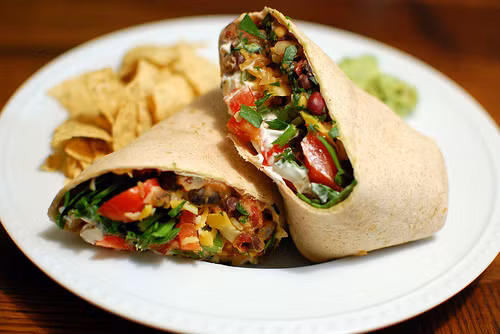 Burrito – một loại bánh cuộn chứa bên trong là thịt bò, cơm hoặc đậu, hay người ta có thể đặt lên trên chiếc vỏ bánh burrito bất cứ gì từ kem chua, phô mai, bơ, thịt gà, thịt bò, thịt lợn… và cuộn tròn nó lại. Xuất phát từ Mexico, nhưng khi đến San Francisco burrito đã thật sự thay đổi. Nó đã trở thành món ăn pha trộn văn hóa ẩm thực Mexico - Mỹ vô cùng đặc biệt và cũng vì thế tính cầu kỳ của món ăn cũng được tăng lên phần nào