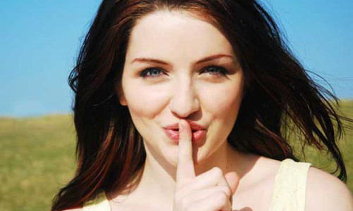 2. Cô ấy có ngoại hình thế nào?. Phụ nữ thì yêu bằng tai và đàn ông thì yêu bằng con mắt. Điều này luôn luôn đúng và ngoại hình của bạn thế nào cũng sẽ là điều các chàng chú ý khi chọn vợ. Chắc chắn chẳng chàng trai nào lại muốn vợ tương lai của mình trông thật…lôi thôi và nhếch nhác. Bởi vậy, hãy nhớ là luôn xuất hiện thật lịch sự trước mắt của chàng.