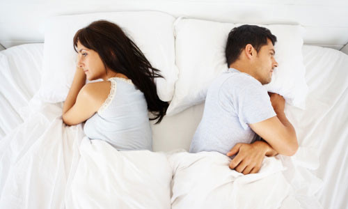 3. Tránh cãi vã trước khi ngủ. Tranh luận hay cãi vã trước khi ngủ sẽ khiến tinh thần trở nên căng thẳng gây ảnh hưởng nghiêm trọng đến chất lượng giấc ngủ. Cách tốt nhất là bạn hãy giải quyết xung đột hoặc làm tan biến các suy nghĩ tiêu cực trước khi đi ngủ.