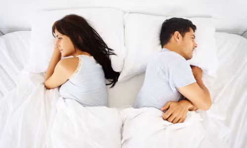 3. Tránh cãi vã trước khi ngủ. Tranh luận hay cãi vã trước khi ngủ sẽ khiến tinh thần trở nên căng thẳng gây ảnh hưởng nghiêm trọng đến chất lượng giấc ngủ. Cách tốt nhất là bạn hãy giải quyết xung đột hoặc làm tan biến các suy nghĩ tiêu cực trước khi đi ngủ.