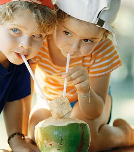 Không những giúp bù đắp một cách “hào phóng” các chất bị đẩy ra ngoài, nước dừa còn cung cấp thêm cho cơ thể bé một lượng đường, khoáng chất bổ sung giúp hạn chế tình trạng mất sức đột ngột khi bé bị tiêu chảy và bảo vệ đường tiểu khỏi nhiễm trùng.