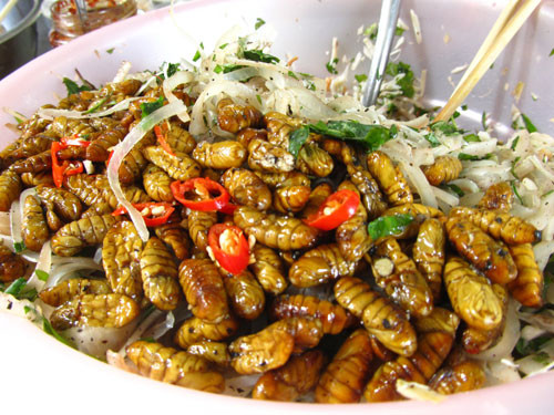 Lá vông xào nhộng tằm. Đây là món ăn ngon độc đáo. Nhộng tằm rửa sạch, để ráo nước rồi ướp muối, hạt nêm, bột ngọt, hành, tiêu, tỏi. Lá vông xắt nhỏ. Phi thơm dầu phộng rồi cho nhộng vào đảo đều, nhộng chín cho lá vông vào trộn đều và tắt bếp. Nhộng tằm xào lá vông ăn kèm bánh tráng nướng ngon và lạ miệng.