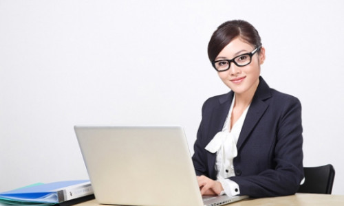 2. Nghĩ về một công việc ổn định. Suy nghĩ thích bay nhảy và thử sức mình trong nhiều lĩnh vực chỉ phù hợp khi bạn còn trẻ. Khi bắt đầu bước sang ngưỡng tuổi 30, đây là lúc bạn nên gắn bó với một công việc phù hợp và ổn định có thể giúp bạn tập trung nâng cao kỹ năng, thể hiện bản thân tốt hơn cũng như có cơ hội thăng tiến trong môi trường mà mình gắn bó.