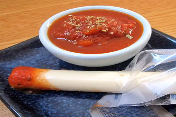 Con bạn thường rất hảo những món béo ngậy như bơ và pho mát, nếu mẹ không cẩn thận rất có thể làm cho bé thừa chất béo vì những chất này. Mẹ hãy giảm chất béo mà vẫn giữ được hương vị bằng một que phô mai dùng cùng nước sốt cà chua kiểu ý. Bé sẽ đồng thời nạp được cả rau và chất xơ.