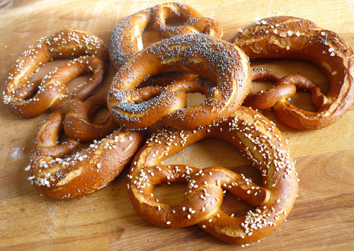 Cuối cùng là món bánh pretzels mềm – loại bánh có hình như hai cánh tay đang ngoắc vào nhau - dù nó không xuất xứ ở Mỹ nhưng lại rất được ưa chuộng tại nơi đây. Theo tờ New York Times, bánh thường được rắc thêm một chút muối và thưởng thức cùng mù tạc là món ăn đường phố được yêu thích nhất tại Mỹ.
