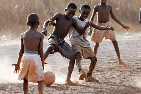 Thể thao cũng giúp cơ thể của một đứa trẻ đang phát triển trở nên linh hoạt hơn và do đó có thể đánh bại được các bệnh thông thường như đau khớp sau này. Các bác sĩ nói rằng một đứa trẻ chơi một môn thể thao hoặc hoạt động thể chất thì các khớp sẽ rất linh hoạt và nó có ít khả năng suy giảm hơn những trẻ ì một chỗ.