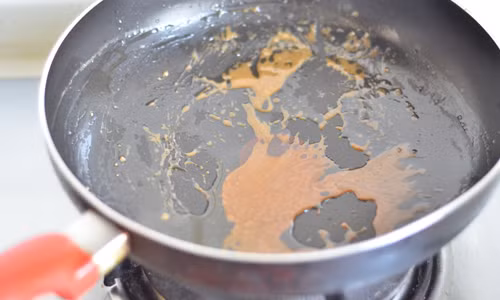 Bước 4: Hòa đường với một chút nước và đổ vào chảo đun cho tới khi đường keo lại thành hỗn hợp màu cánh gián.