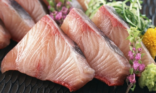 7. Cá đông lạnh cũng có giá trị dinh dưỡng ngang bằng cá tươi. Nhiều người cho rằng cá đông lạnh thì sẽ không có giá trị dinh dưỡng bằng cá tươi. Tuy nhiên thực tế thì cá sau khi được đánh bắt, nếu được ướp lạnh ngay trong thời gian ngắn thì vẫn còn nguyên giá trị dinh dưỡng không kém cá tươi.