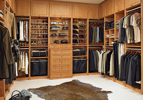 Khử mùi mốc trong tủ quần áo. Tủ quần áo lâu ngày tích tụ hơi ẩm sẽ có có mùi mốc nên hay để một cục xà phòng ở một góc trống nào đó của tủ, mùi mốc cũng sẽ bị đánh bay hiệu quả.