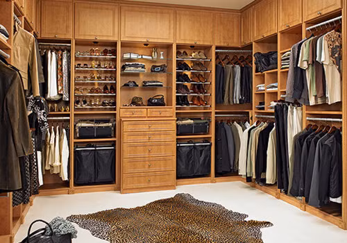 Khử mùi mốc trong tủ quần áo. Tủ quần áo lâu ngày tích tụ hơi ẩm sẽ có có mùi mốc nên hay để một cục xà phòng ở một góc trống nào đó của tủ, mùi mốc cũng sẽ bị đánh bay hiệu quả.