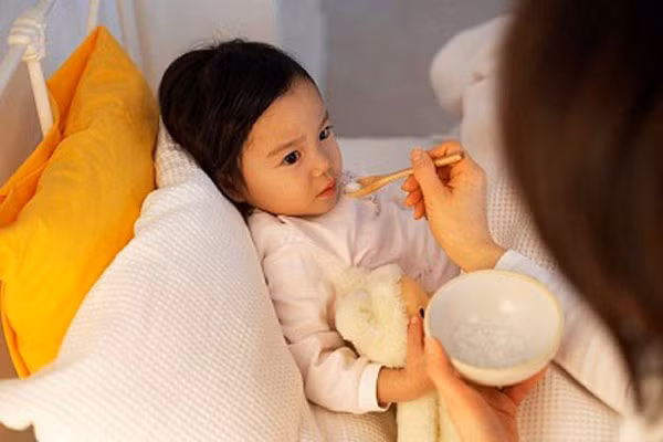 Nước dừa tuy tốt để bù nước và điện giải cho bé bị tiêu chảy nhưng trong trường hợp bị lạm dụng sẽ sản sinh ra rất nhiều tác dụng phụ sẽ khiến bé yêu đầy bụng, khó tiêu.