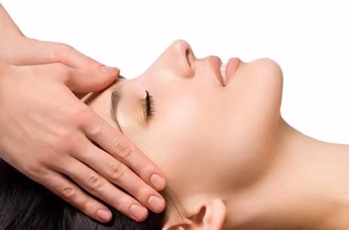 Thường xuyên mat-xa da đầu để kích thích sự lưu thông của các mạch máu nằm dưới da đầu, như thế tóc sẽ được nuôi dưỡng tốt hơn.