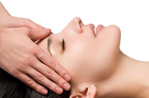 Thường xuyên mat-xa da đầu để kích thích sự lưu thông của các mạch máu nằm dưới da đầu, như thế tóc sẽ được nuôi dưỡng tốt hơn.