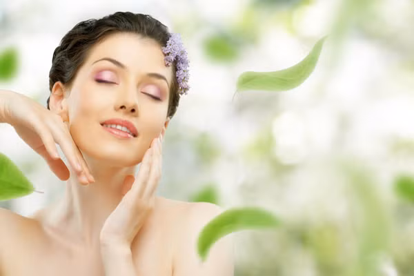 6. Sản phẩm kem bôi sau khi tẩy lông. Tất cả bạn cần là một giọt dầu hoặc tinh dầu để thoa lên chỗ mới cạo. vitamin E hoặc dầu dừa hay tinh dầu bạc hà sẽ có tác dụng làm mát và se lỗ chân lông sau khi bạn cạo lông. Thậm chí nếu bạn không có sẵn những sản phẩm trên thì Việc dùng nước lạnh cũng giữ ẩm rất tốt cho làn da bạn rồi.