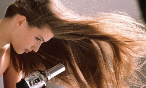 Không dùng máy sấy quá 15 giây trên cùng vùng của mái tóc.