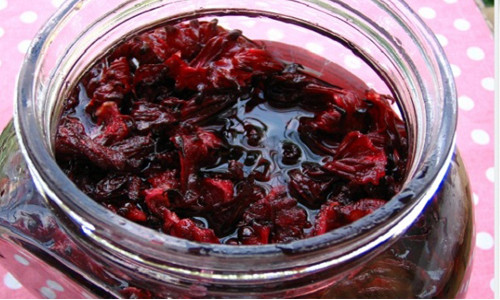 Sau 5 ngày đường tan hết. Bạn có thể sử dụng nước này uống luôn hoặc đun lên thành si-rô. Gắp riêng phần cánh hoa ra chảo, sên trên lửa nhỏ cho đến khi cánh hoa hơi quắt lại, ăn thử thấy thanh thanh, giòn giòn là được.