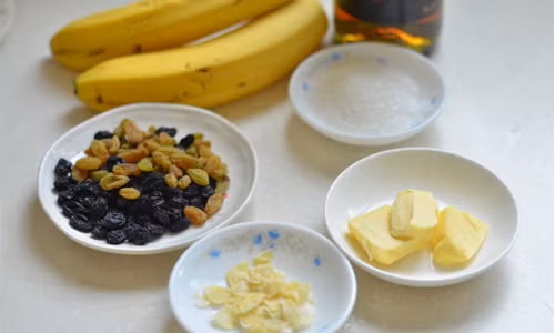 Để làm món chuối nướng rượu rum, bạn cần có những nguyên liệu sau: Chuối chín vàng, rượu rum, nho khô, bơ, đường và hạt hạnh nhân.